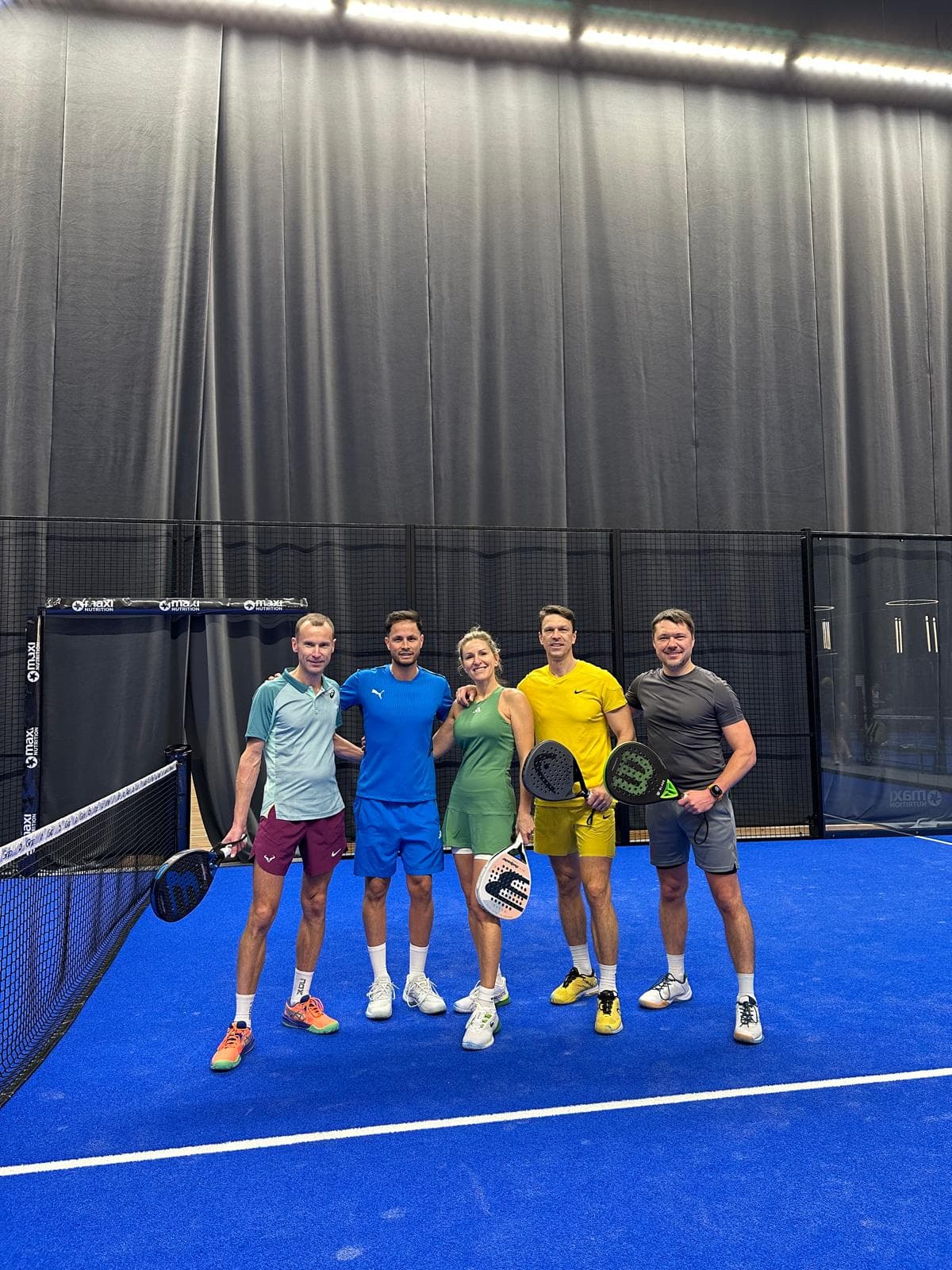 Axel Bleuer with students on court